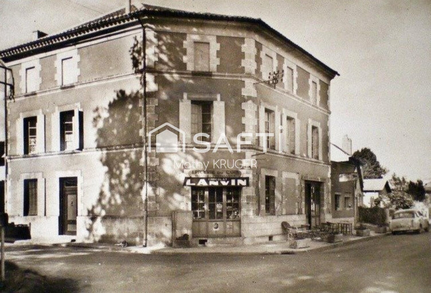 Bâtisse de caractère au cœur du village — photo 1