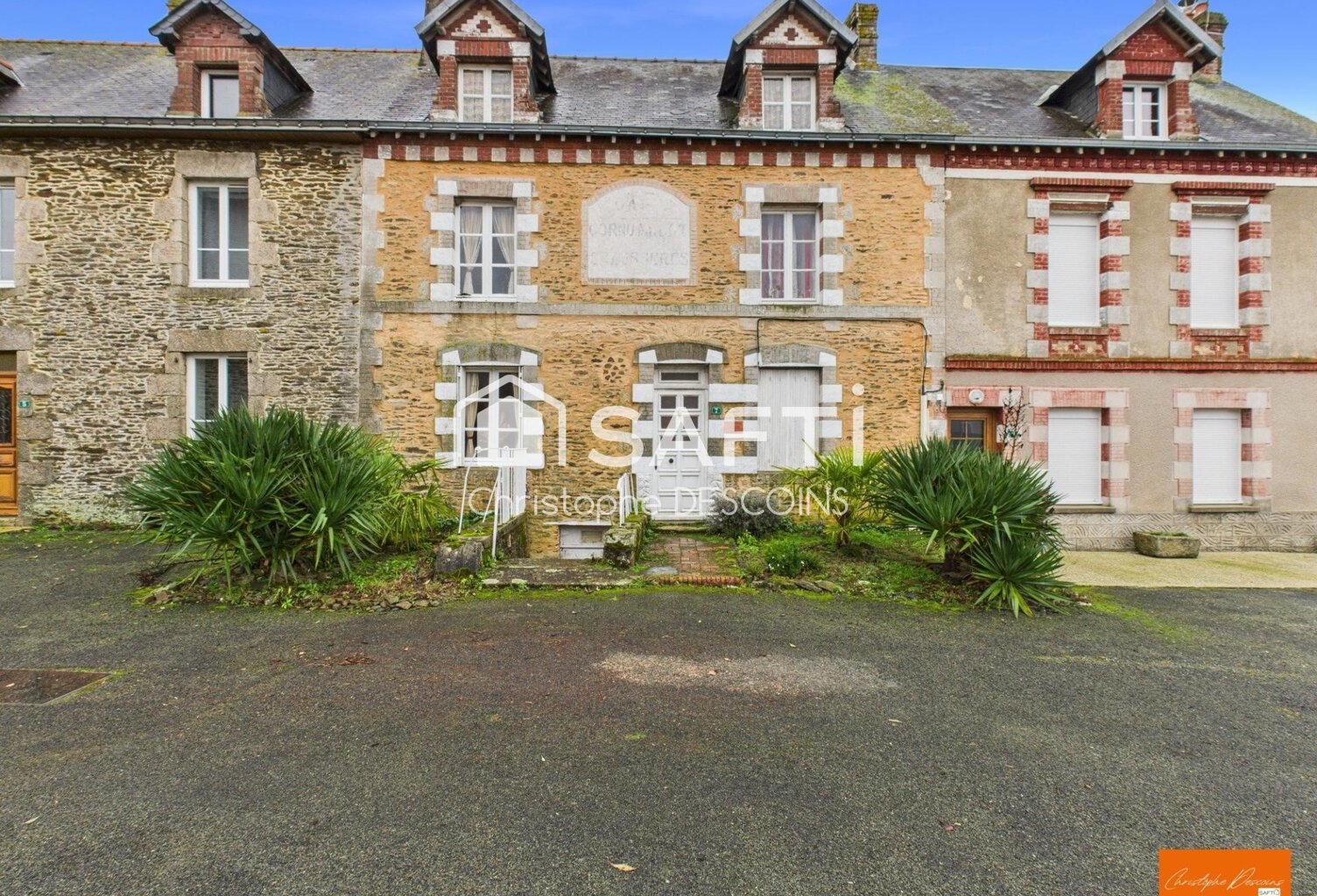 Maison de ville de charme en pierre avec jardin à Saint-Aignan-de-Couptrain — photo 1