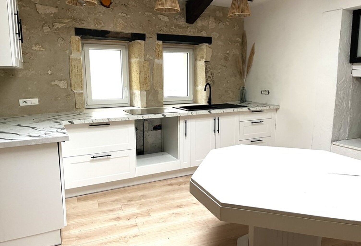 Maison en pierre de 2 pièces principales — photo 1
