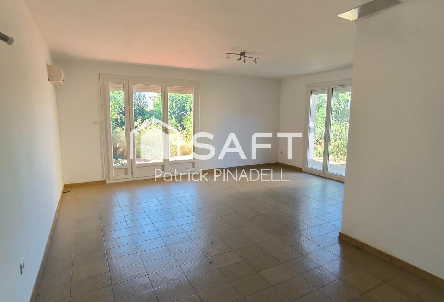Maison 3 faces, 3 belles chambres, grand garage, piscine et jardin. — photo 1