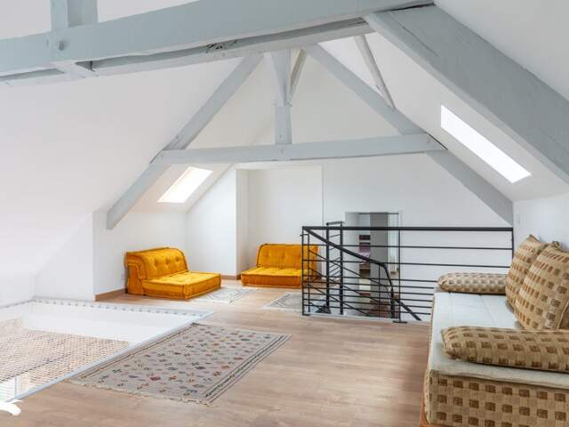 Maison en pierre de 7 pièces principales — photo du bien