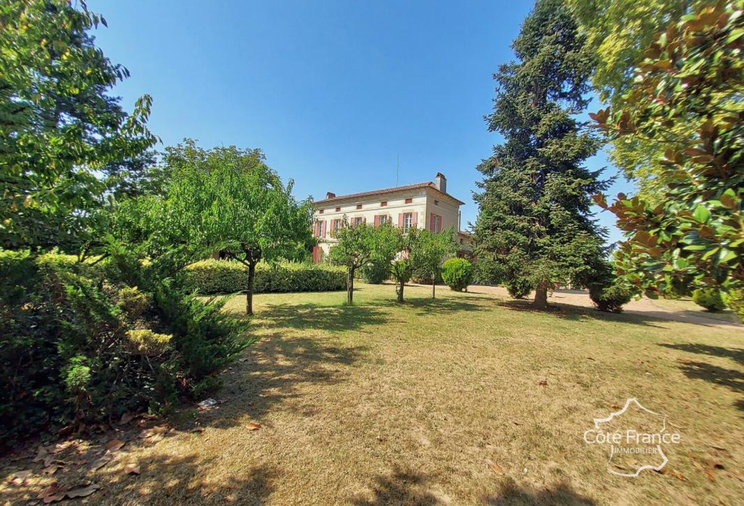 Maison de maître en pierre   Piscine   Dépendances 400 m2 — photo 1