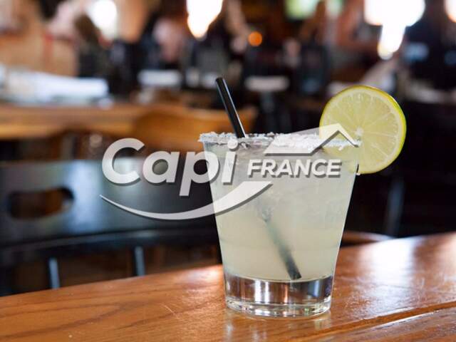 Dpt Nord (59), à vendre VIEUX-LILLE Bar - Licence IV - Façade en angle - Belle Terrasse - Excellente notoriété — photo du bien