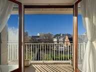 Exclusivité - A vendre - Appartement très lumineux - Balcon filant 5 m2 - 4 pièces - 3 chambres - Cuisine indépendante - Salle de bains - Cave et Parking - À proximité des Commerces, Écoles et du RER — photo 2