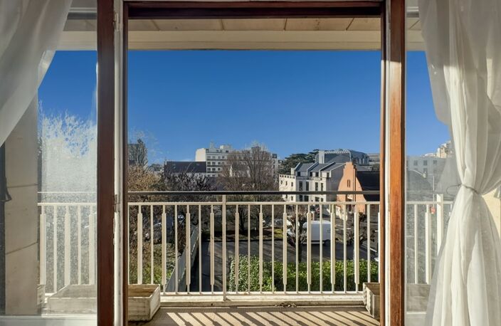 Exclusivité - A vendre - Appartement très lumineux - Balcon filant 5 m2 - 4 pièces - 3 chambres - Cuisine indépendante - Salle de bains - Cave et Parking - À proximité des Commerces, Écoles et du RER — photo 2