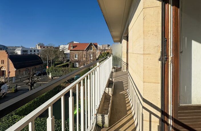 Exclusivité - A vendre - Appartement très lumineux - Balcon filant 5 m2 - 4 pièces - 3 chambres - Cuisine indépendante - Salle de bains - Cave et Parking - À proximité des Commerces, Écoles et du RER — photo 3