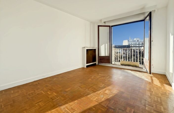 Exclusivité - A vendre - Appartement très lumineux - Balcon filant 5 m2 - 4 pièces - 3 chambres - Cuisine indépendante - Salle de bains - Cave et Parking - À proximité des Commerces, Écoles et du RER — photo 4