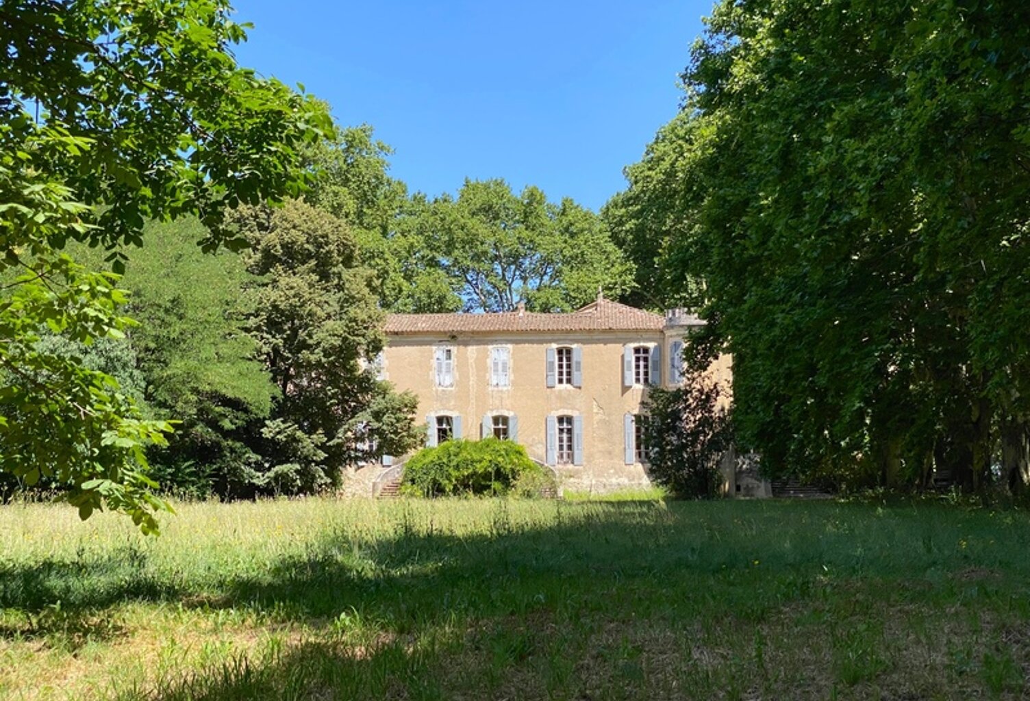 Dpt Gard (30), à vendre dans le Gard, propriété viticole en AOP Côtes du Rhône sur 25 hectares avec Château du XVème siècle — photo 1