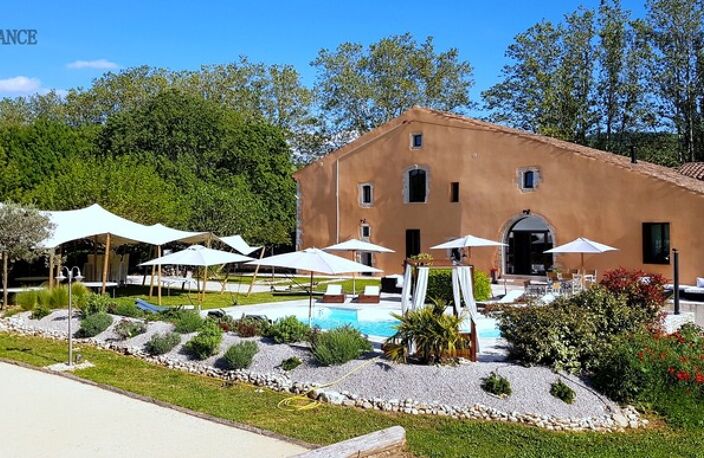 Domaine dans le Luberon - 2,6 ha - 1100 m2  - à vocation de tourisme de luxe et événementiel — photo 2