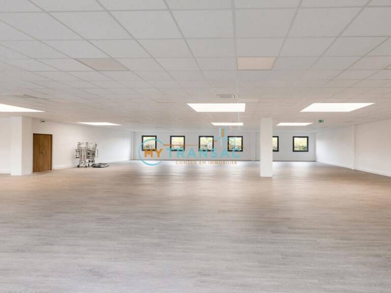 A LOUER Bureaux de 673 m² de bureaux à Lisses — photo 1