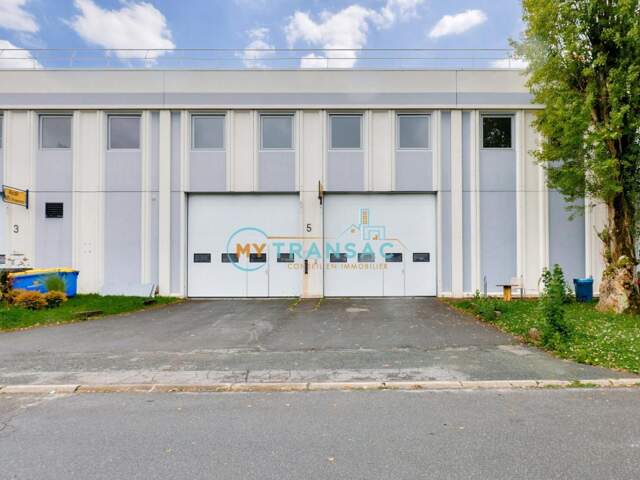 A LOUER local de 1 077m² dont 501m² de bureaux à Lisses — photo du bien
