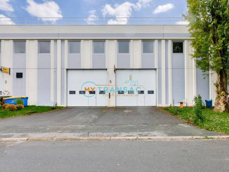 A LOUER local de 1 077m² dont 501m² de bureaux à Lisses — photo 1