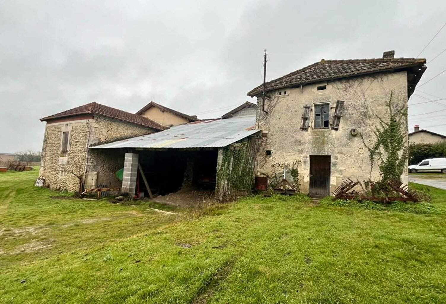 Corps de ferme avec dépendances à rénover — photo 1