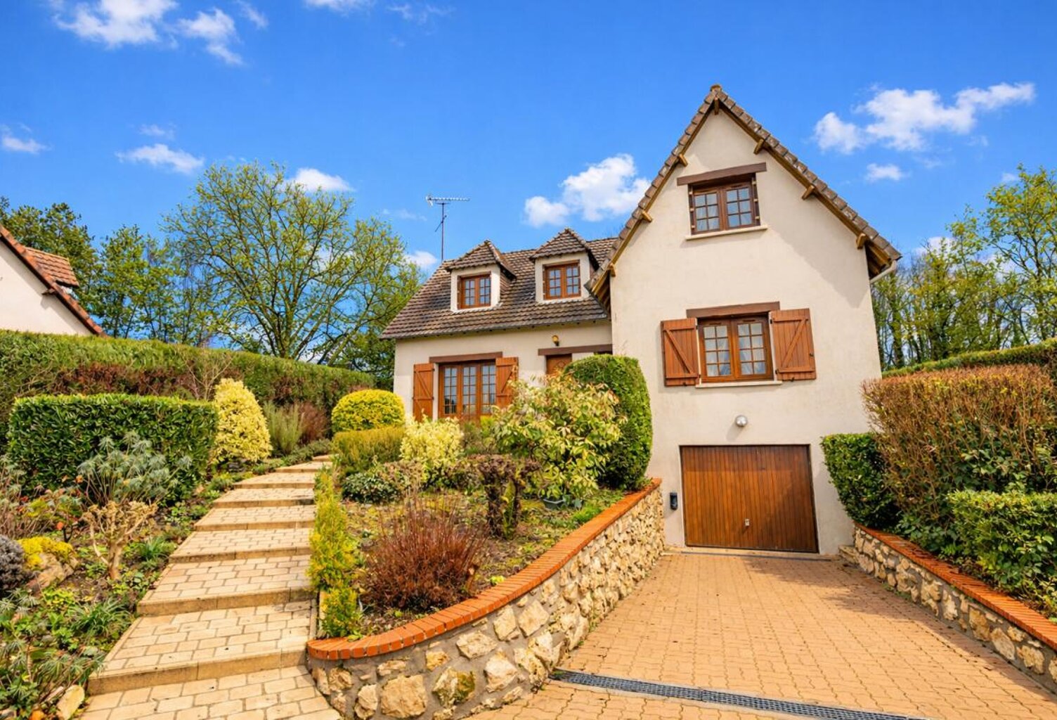 LIEUX UNIQUES ® x PROPRIÉTÉS PRIVÉES PROPOSE TRES BELLE MAISON CONTEMPORAINE DE 195 M² - CELLETTES — photo 1