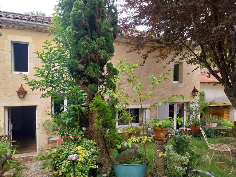Maison en pierre avec jardin — photo 1