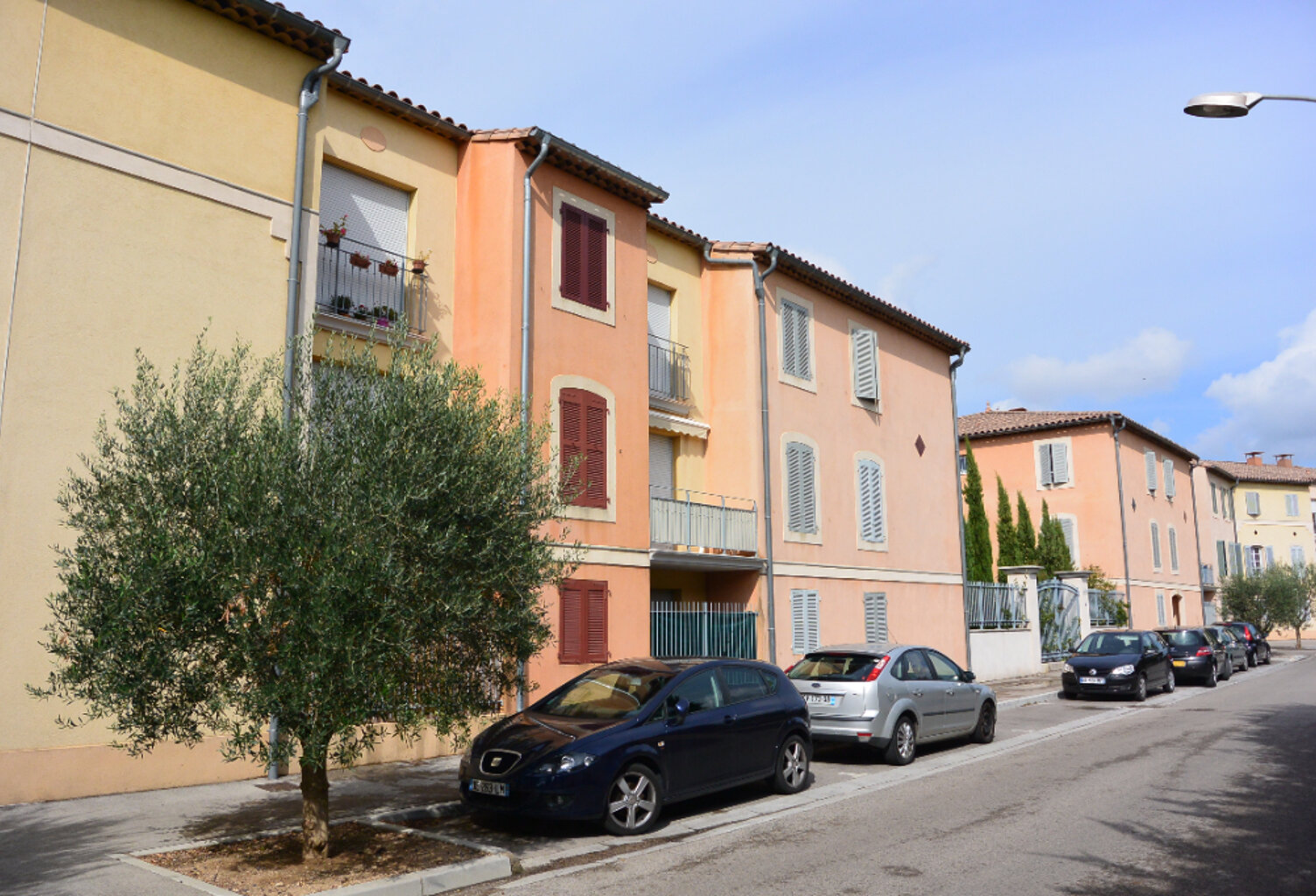 Vente Puyricard centre LC Gestion vous propose dans une résidence récente sécurisée avec piscine type 2 loué avec balcon et garage en sous-sol — photo 1