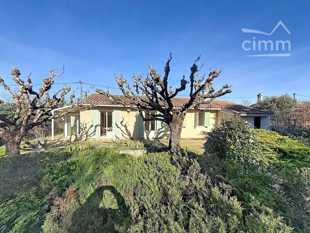 villa de plain pied de type 5 à rafraichir avec double garage et — photo du bien