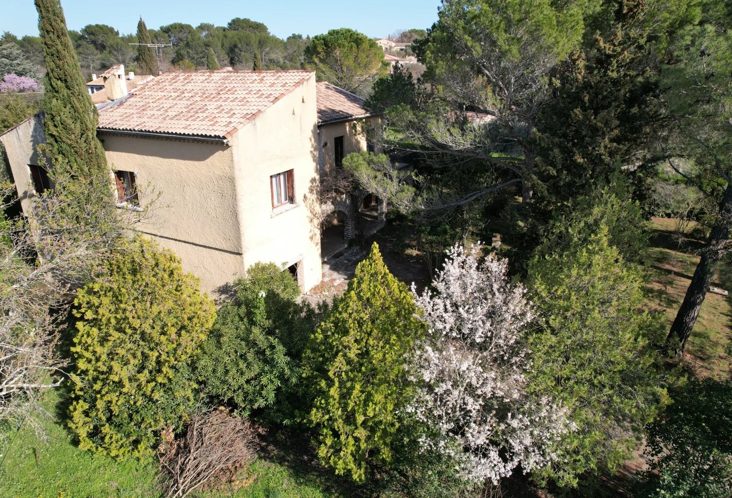 1.4 km du centre historique d'UZES: villa 240 m² sur 1655 m² de — photo 1