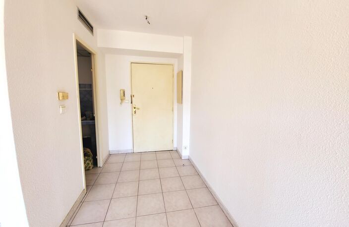 Tout à pied pour ce grand T2 de 43m2 avec balcon de 9m2 dans une résidence sécurisée et recherchée - centre-ville de CAVALAIRE s/mer — photo 4