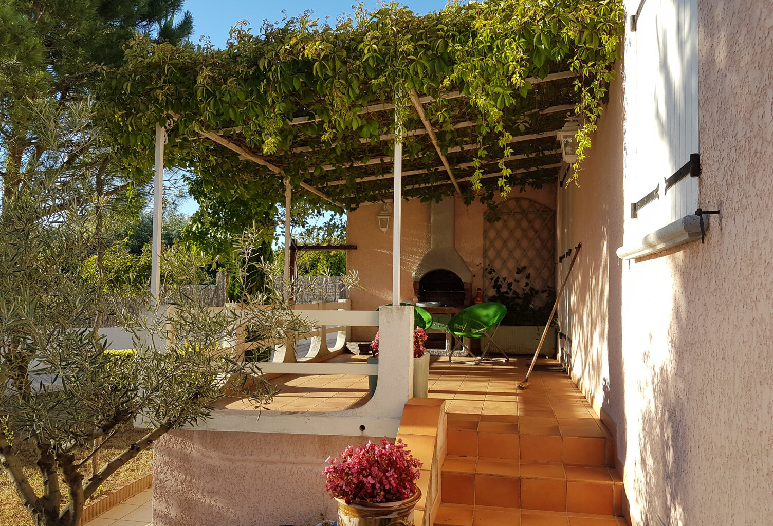Maison  avec jardin paysagé, terrasses et piscine — photo 1