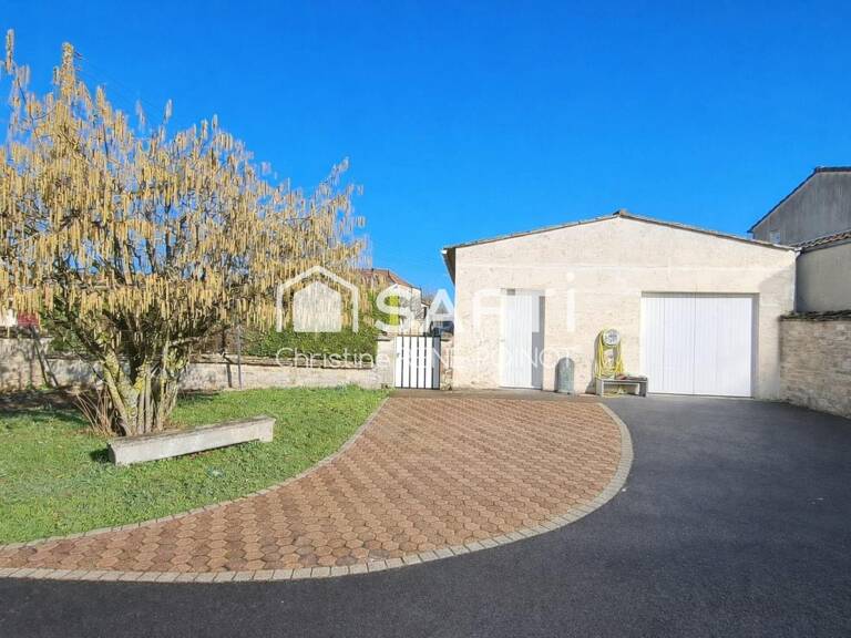 Située à Prahecq, cette maison charmante bénéficie d'un emplacement idéal à proximité des commerces et des écoles, offrant un cadre de vie pratique et familial. — photo 1