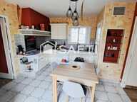 Située à Prahecq, cette maison charmante bénéficie d'un emplacement idéal à proximité des commerces et des écoles, offrant un cadre de vie pratique et familial. — photo 3