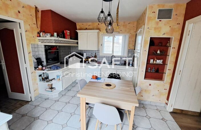 Située à Prahecq, cette maison charmante bénéficie d'un emplacement idéal à proximité des commerces et des écoles, offrant un cadre de vie pratique et familial. — photo 3