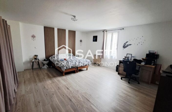 Située à Prahecq, cette maison charmante bénéficie d'un emplacement idéal à proximité des commerces et des écoles, offrant un cadre de vie pratique et familial. — photo 4