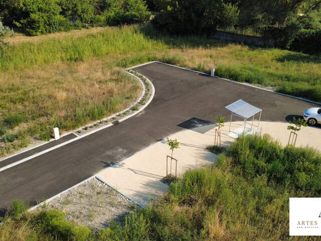 TERRAIN A BATIR DE 739 M², Borné et Viabilisé — photo du bien