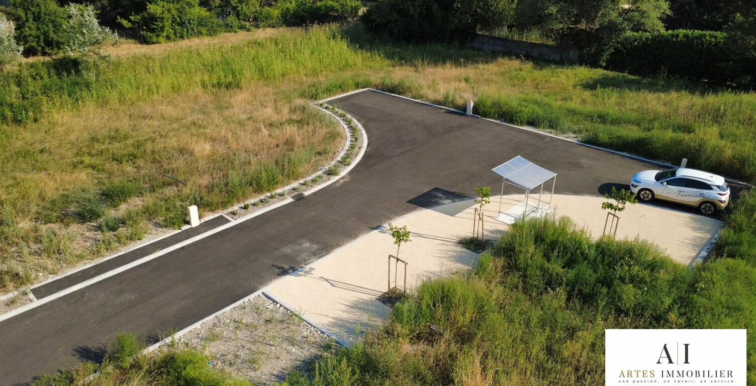 TERRAIN A BATIR DE 739 M², Borné et Viabilisé — photo 1