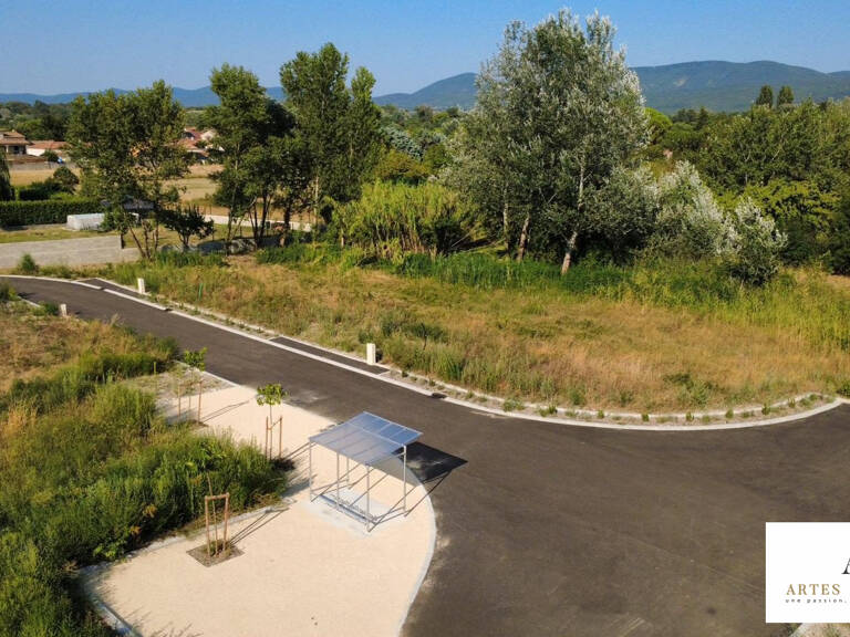 TERRAIN A BATIR DE 796 M², Borné et viabilisé — photo 1