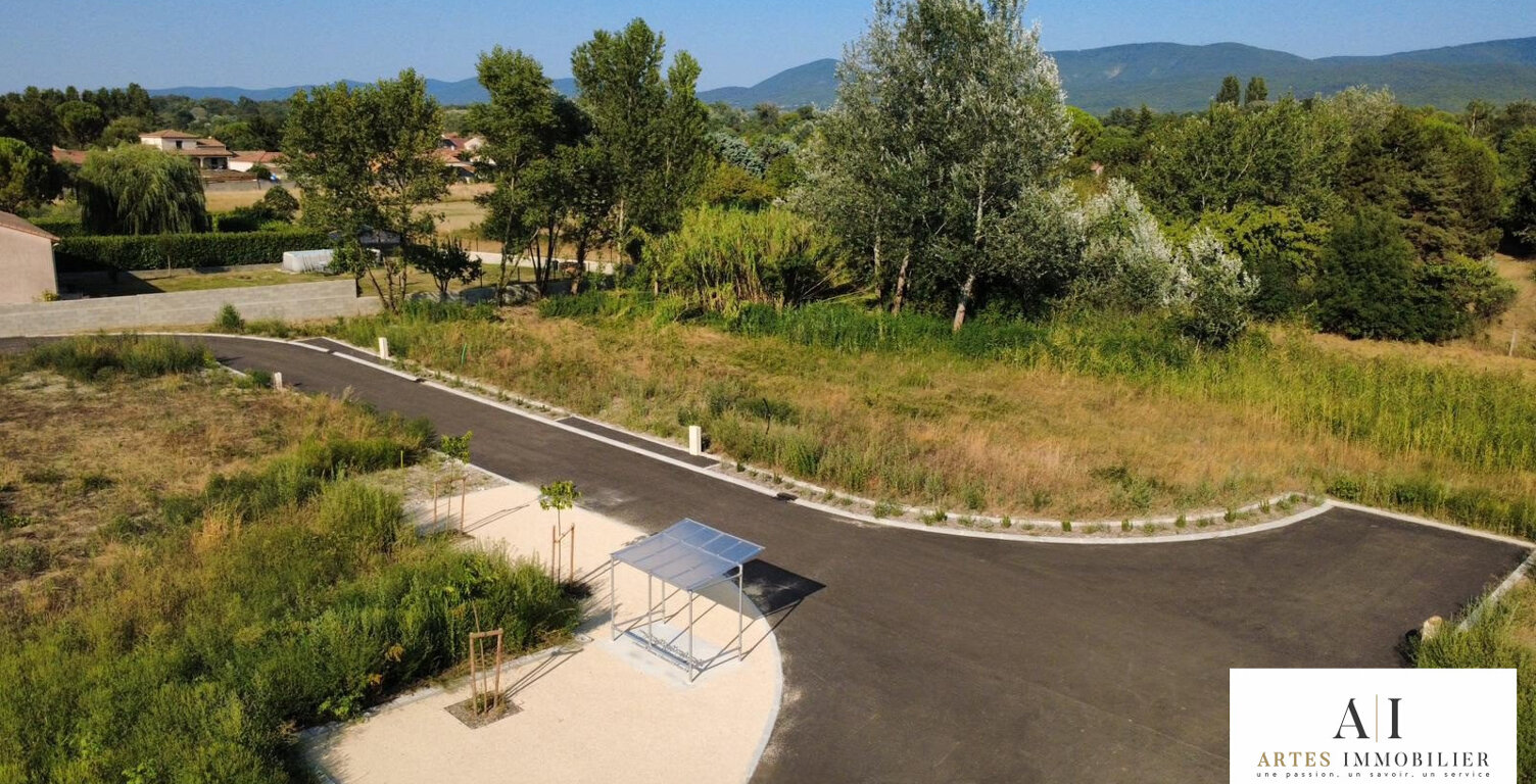 TERRAIN A BATIR DE 796 M², Borné et viabilisé — photo 1