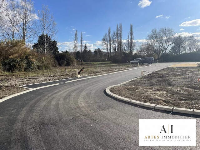 Terrain à bâtir de 759 m² borné et viabilisé — photo du bien