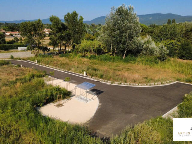 Terrain constructible de 659 m² borné et viabilisé — photo du bien