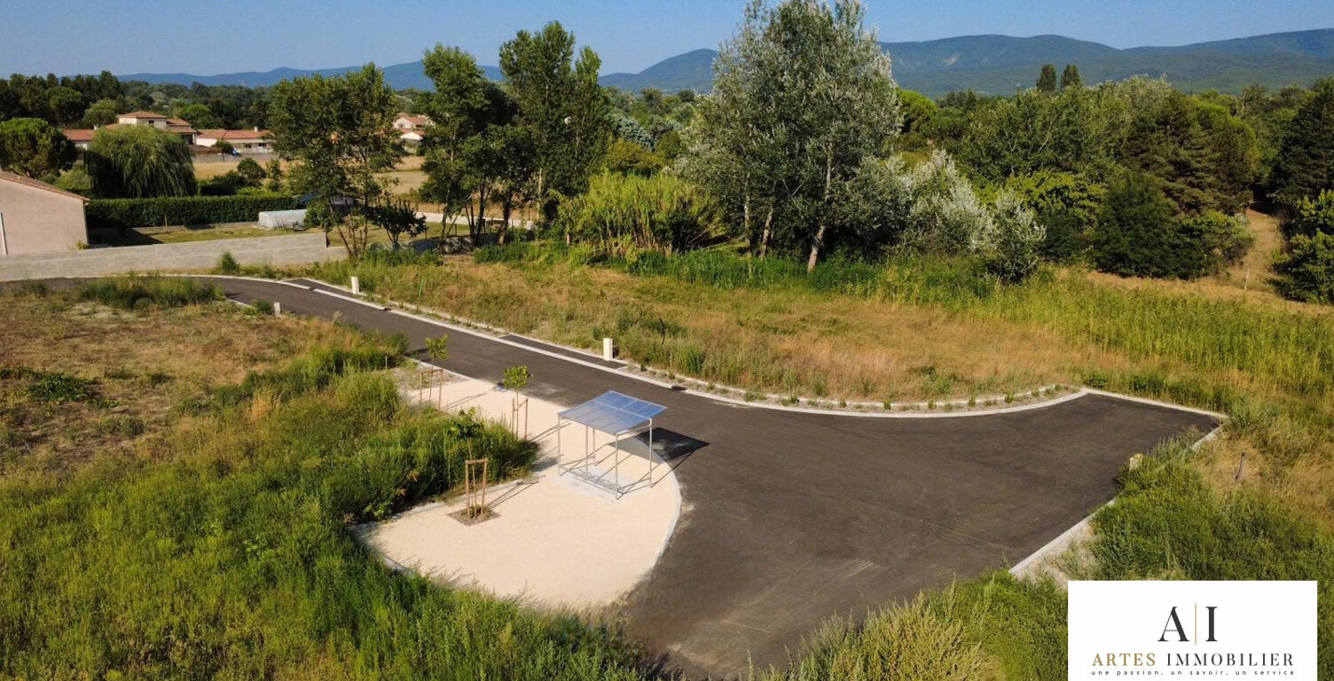 Terrain constructible de 659 m² borné et viabilisé — photo 1