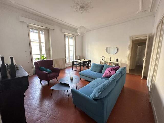 Centre historique de Nîmes – Appartement Type 5 avec balcon/terrasse — photo du bien