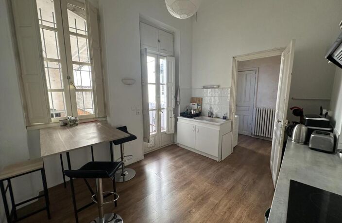 Centre historique de Nîmes – Appartement Type 5 avec balcon/terrasse — photo 4