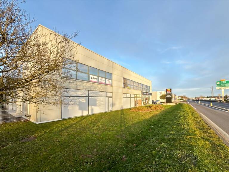 Au Sud d'Orléans, bureaux idéalement situés en bord de RD 2020, avec une belle visibilité — photo 1