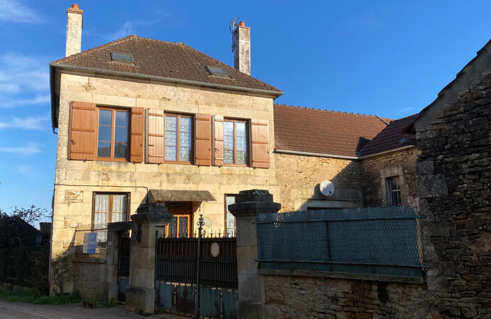 Charmante maison de village à vendre 70m² COUTARNOUX (89) avec dépendances et cour intérieure — photo 2