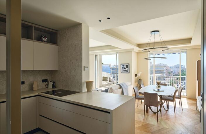 Cannes Croisette Face au Port Canto : Appartement de Réception avec Vue Mer Panoramique — photo 3
