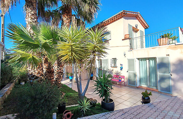 A VENDRE VILLA 7 PIECES 4 CHAMBRES PISCINE APPARTEMENT INDEPENDANT PROCHE CENTRE VILLE ET BORD DE MER A SAINT AYGULF — photo 2