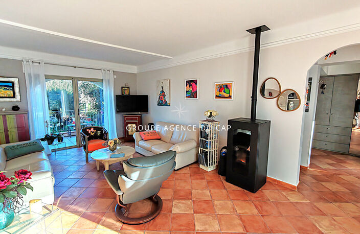 A VENDRE VILLA 7 PIECES 4 CHAMBRES PISCINE APPARTEMENT INDEPENDANT PROCHE CENTRE VILLE ET BORD DE MER A SAINT AYGULF — photo 4