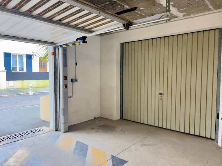 Garage — photo 1