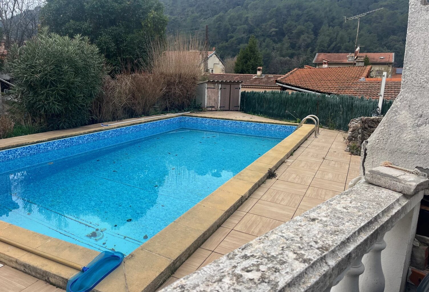 Succession Drap Maison Piscine — photo 1