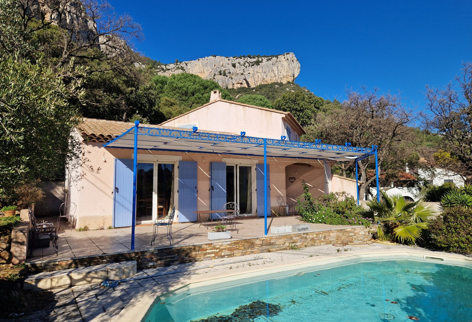 Maison 5 pièces, 3 chambres, piscine, garage - Le Revest-les — photo 1
