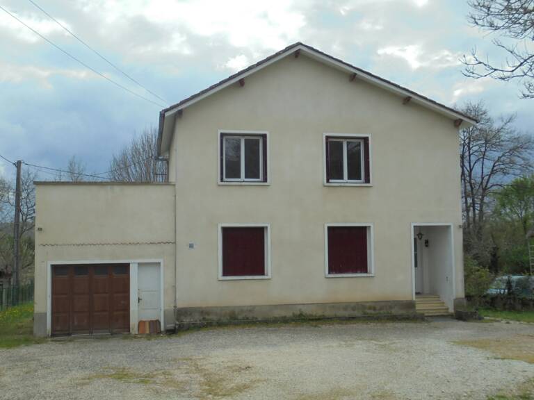 EXCLUSIVITÉ – MAISON AVEC GARAGE SUR 1 300 M² DE TERRAIN — photo 1