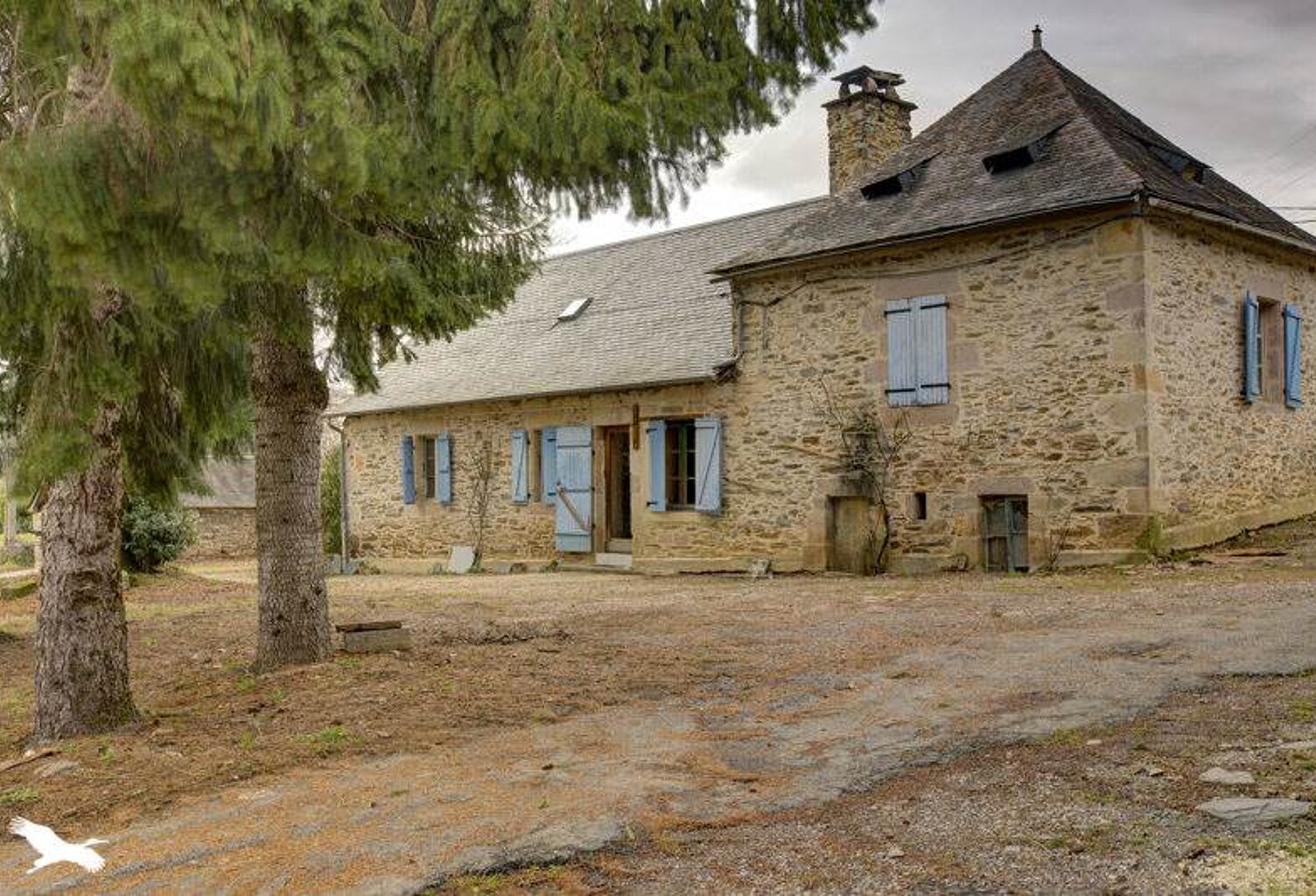 Maison en pierre de 3 pièces principales — photo 1