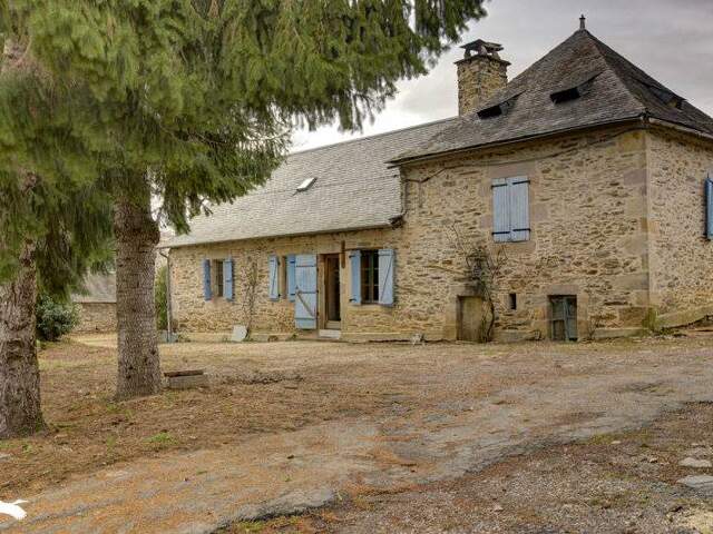 Maison en pierre de 3 pièces principales — photo du bien