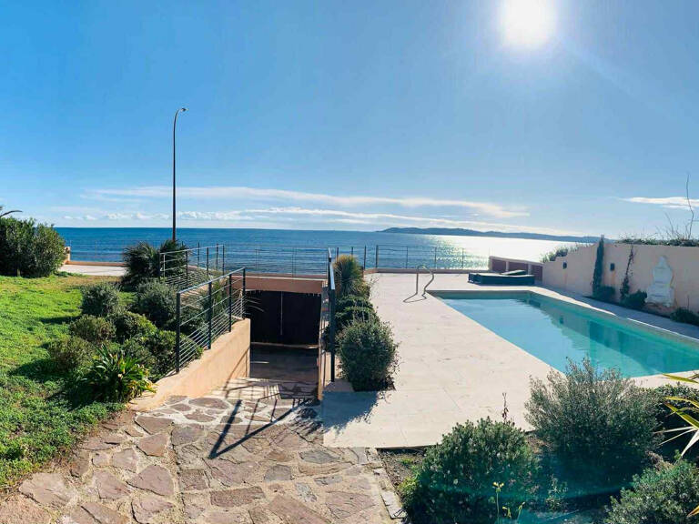 Maison de pêcheurs avec vue mer panoramique et piscine privée à 600m du centre-ville de Sainte-Maxime. — photo 1