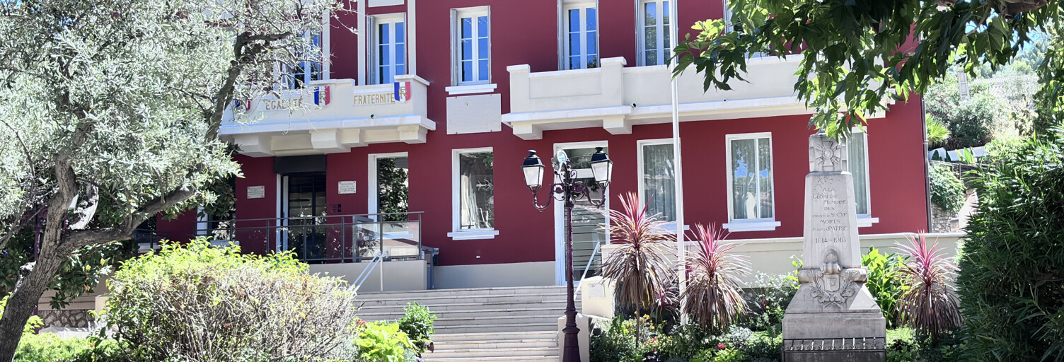 Immeuble  104 m² à vendre à Saint-Cyr-sur-Mer (83270)